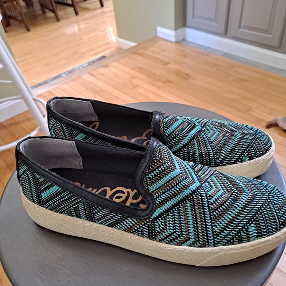 Shoes - Picture 2 of 4